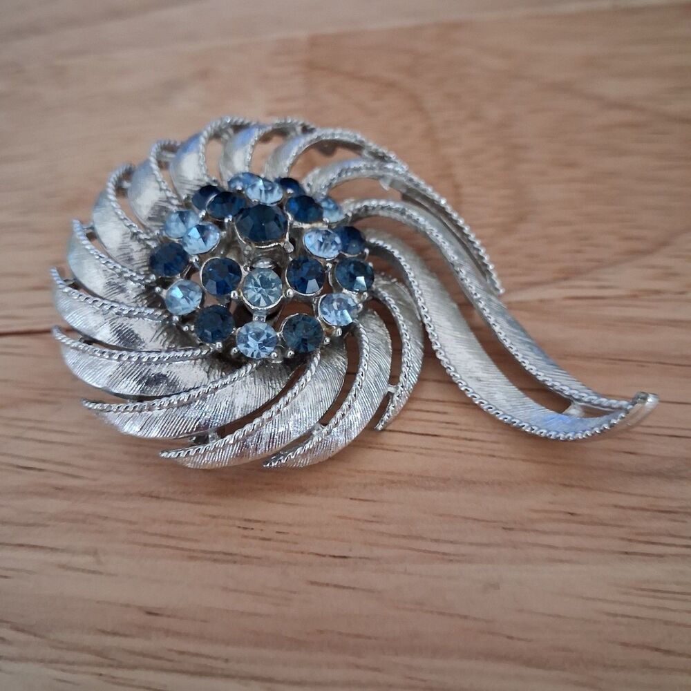 Vintage Coro-Style Blue Rhinestone Flower Brooch – Unsigned Floral